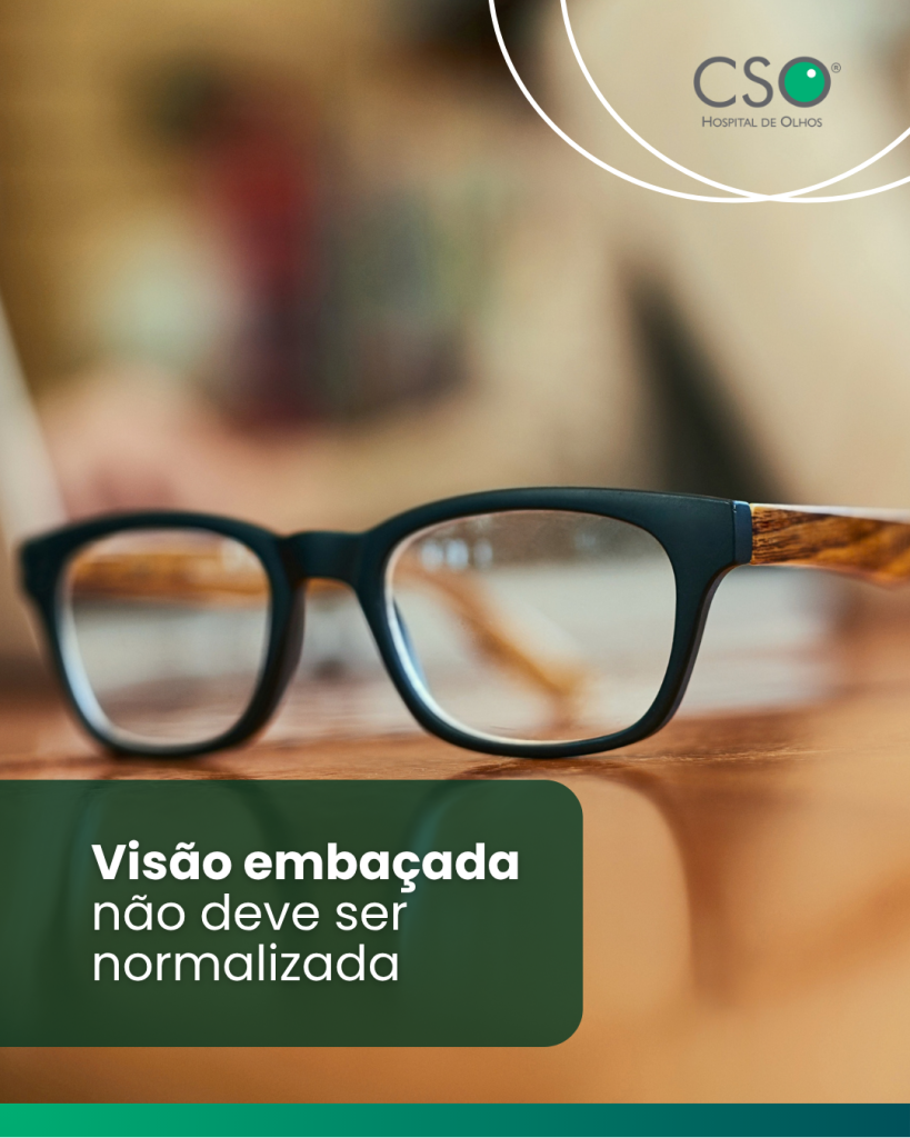 Visão embaçada não deve ser normalizada. Não espere a dificuldade para enxergar começar a interferir na sua rotina. Mantenha seu acompanhamento oftalmológico em dia.